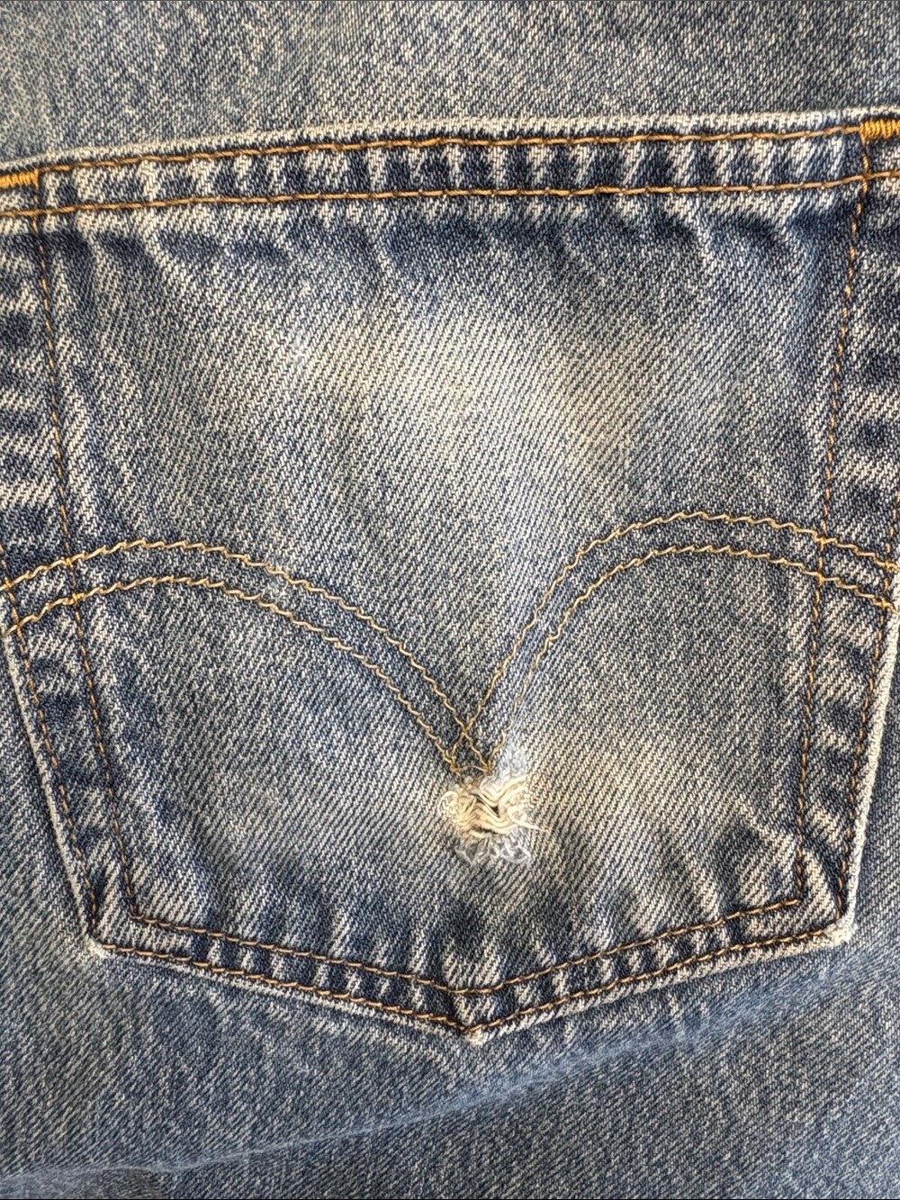 Vintage Levi’s 501 Medium Wash Button-Fly Blue Jeans - Y2K - Picture 12 of 12